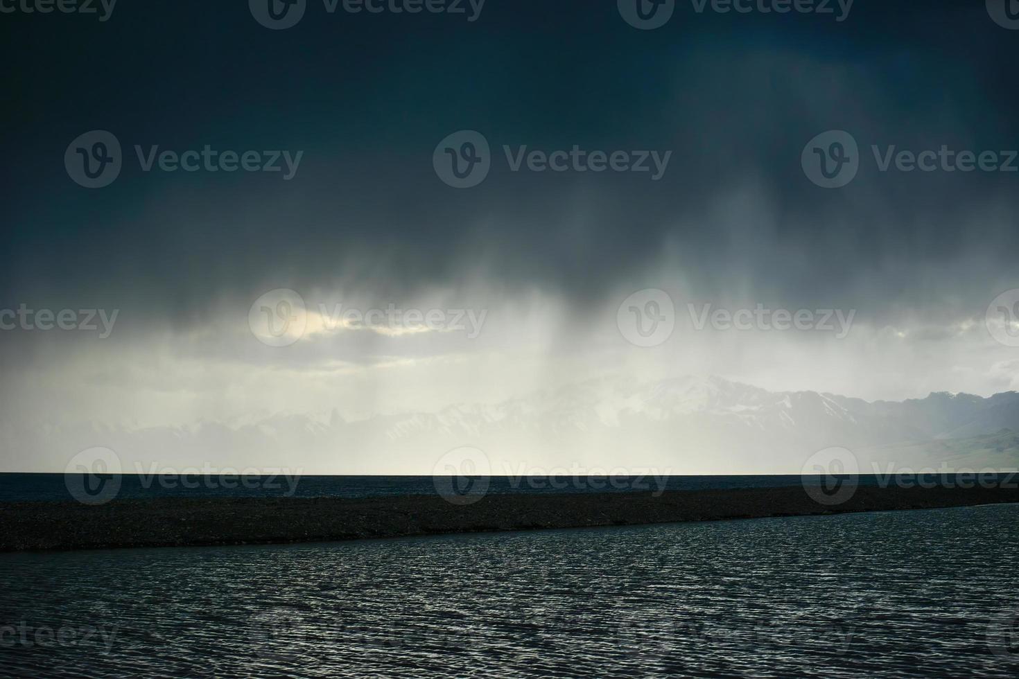 das Wetter im Sailimu See, Xinjiang ist immer unberechenbar und überraschend foto