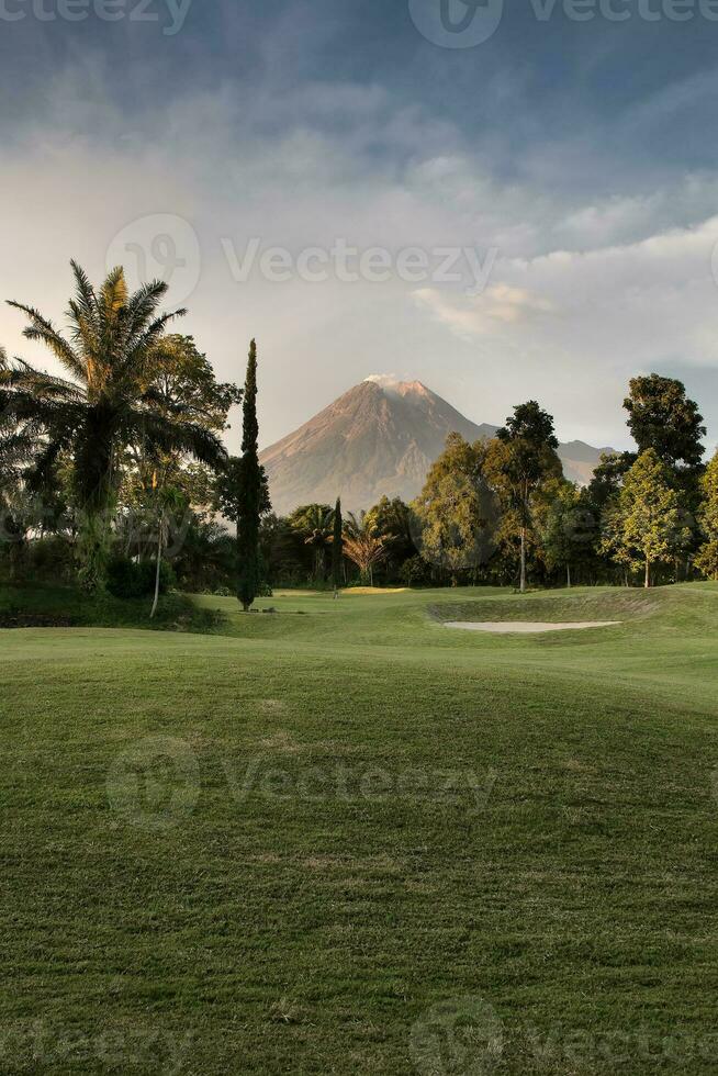 Naturlandschaftsansicht des Vulkanberges in yogyakarta, Indonesien foto