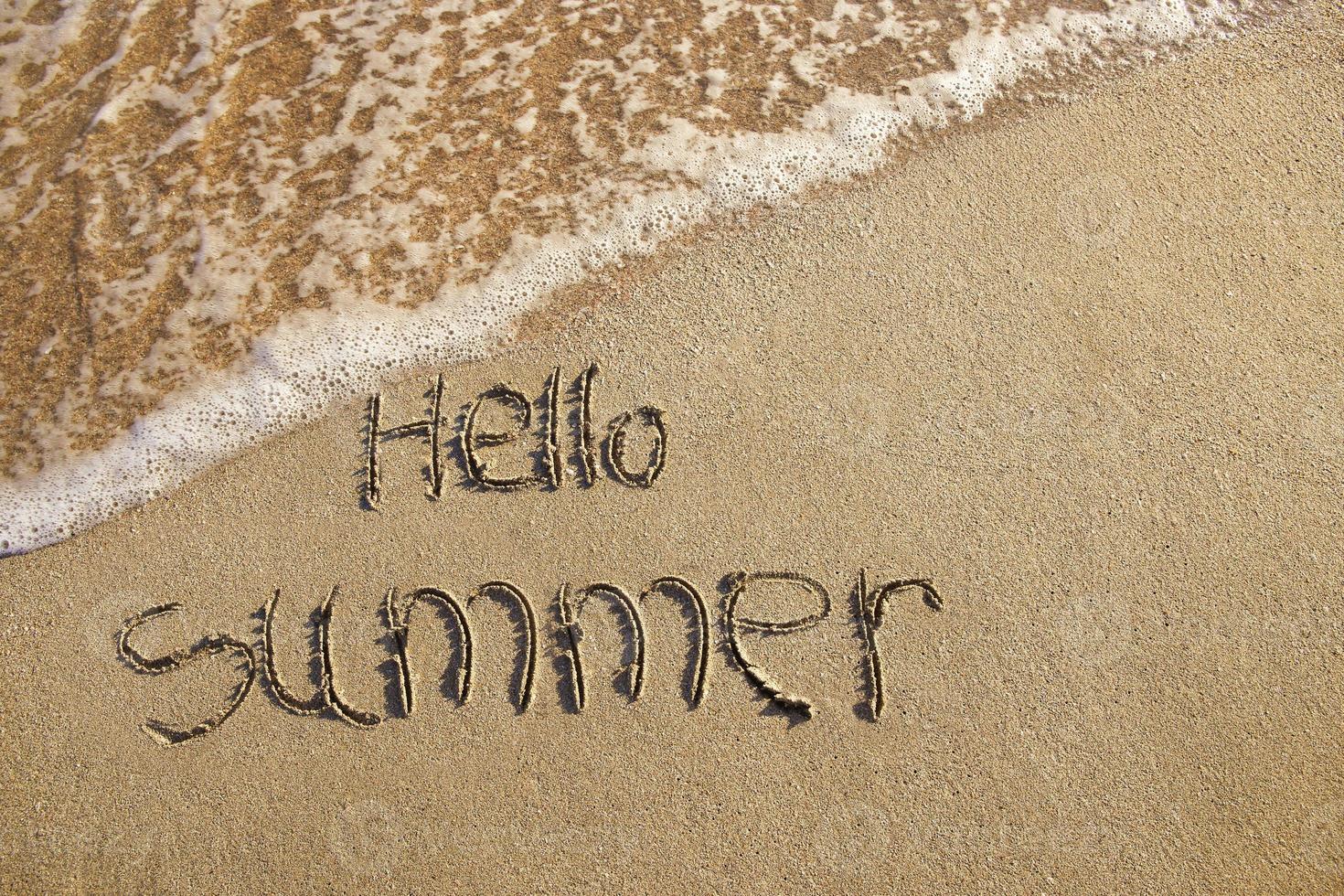 Hallo Sommer- geschrieben auf Strand. oben Aussicht foto