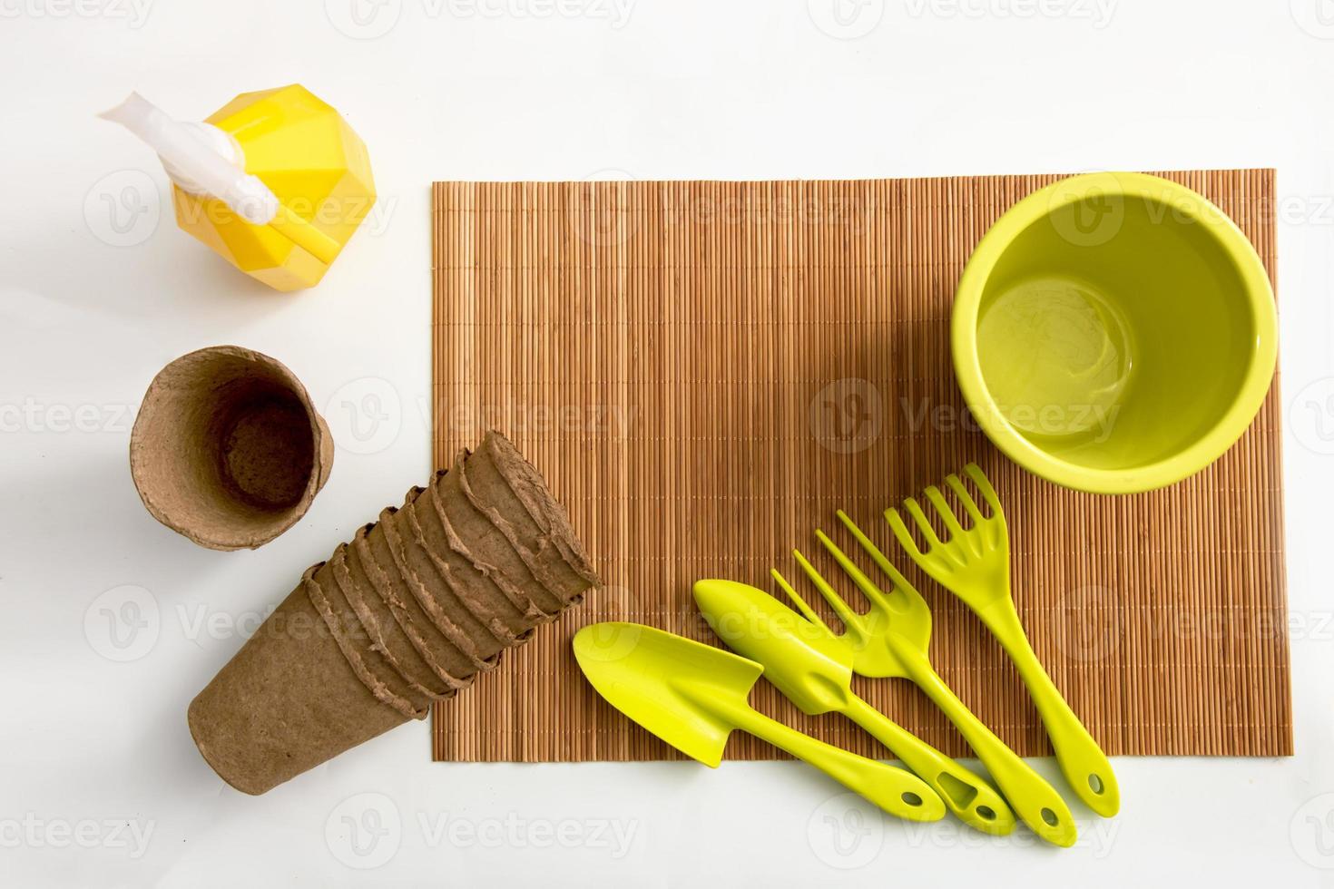 Torf Töpfe, Bewässerung können mit Wasser, Rechen und Schaufeln zum Pflanzen Pflanzen und Sämlinge auf das Tisch, oben Aussicht foto