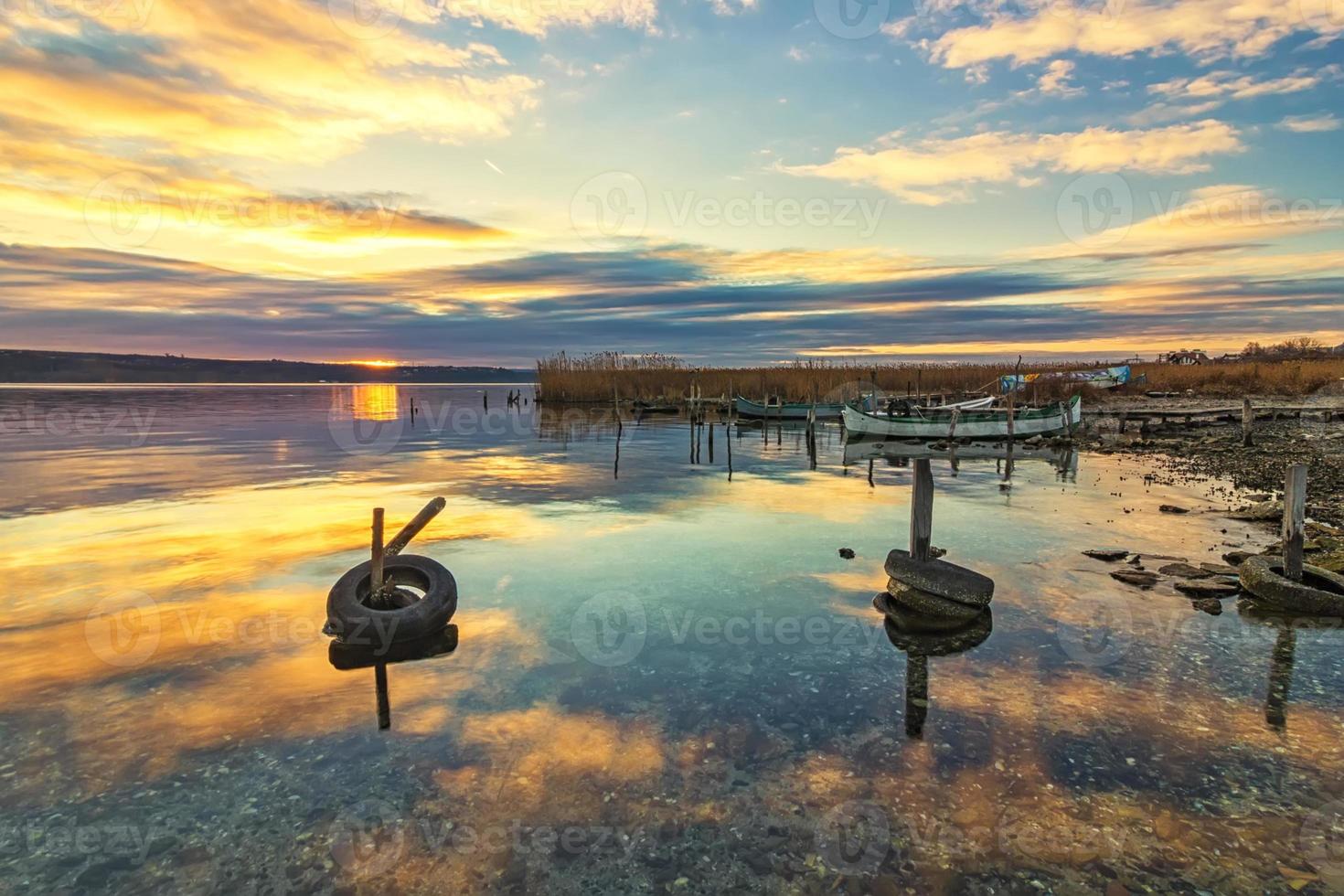 Ruhe und Stimmung Über das See beim das tolle Sonnenuntergang foto