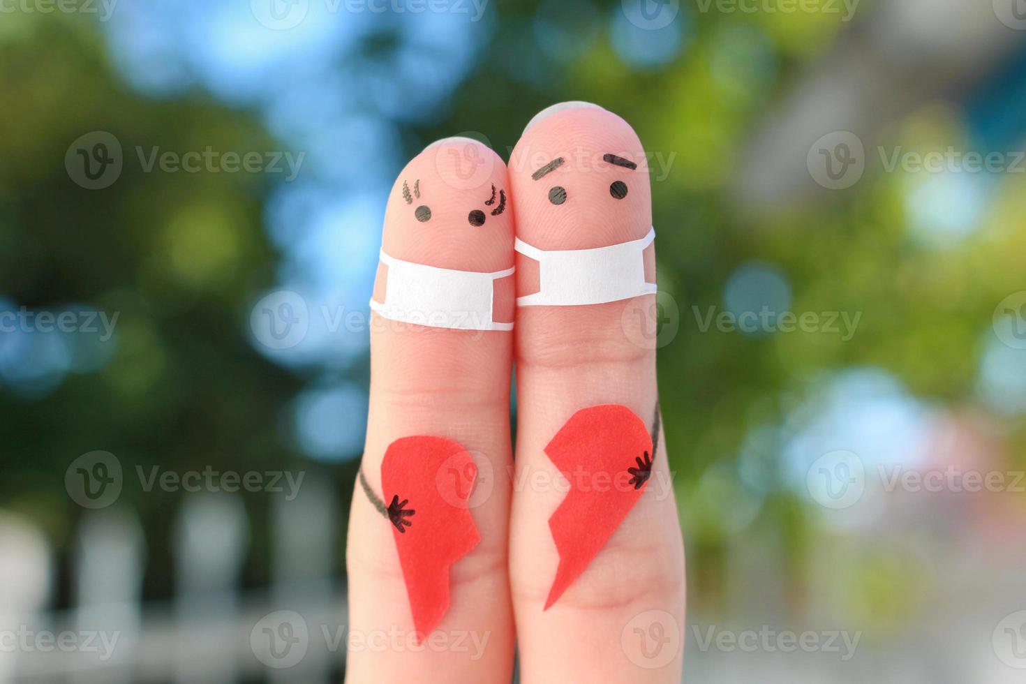 Finger Kunst von Paar im medizinisch Maske von covid-2019. Konzept von Paar halten gebrochen Herz. foto