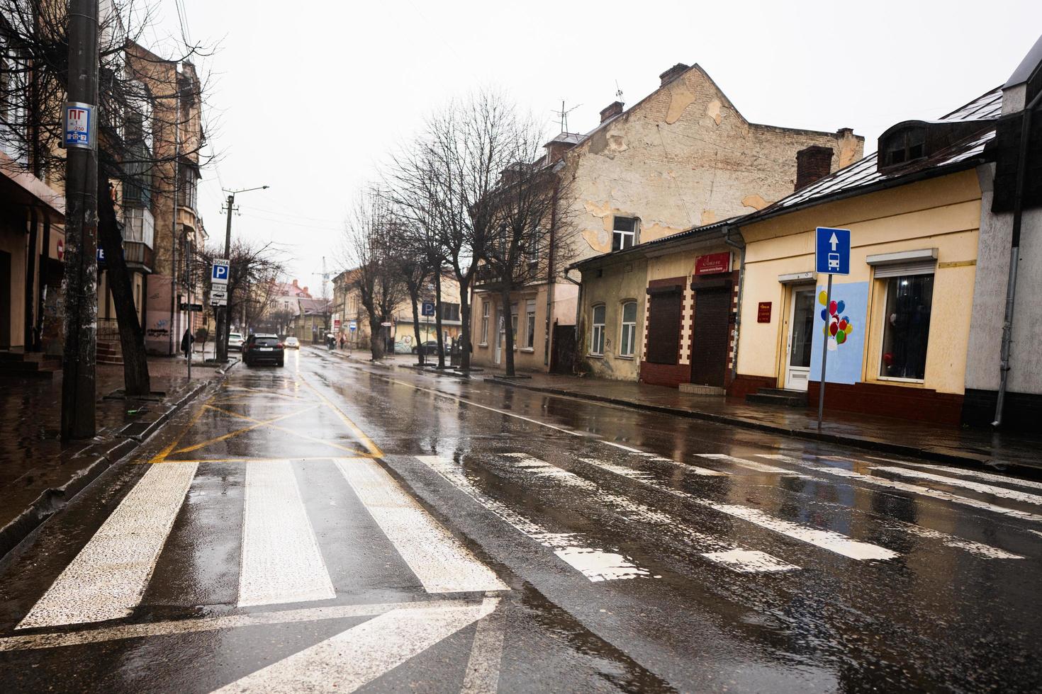 Fußgänger Kreuzung im regnerisch Tag. foto