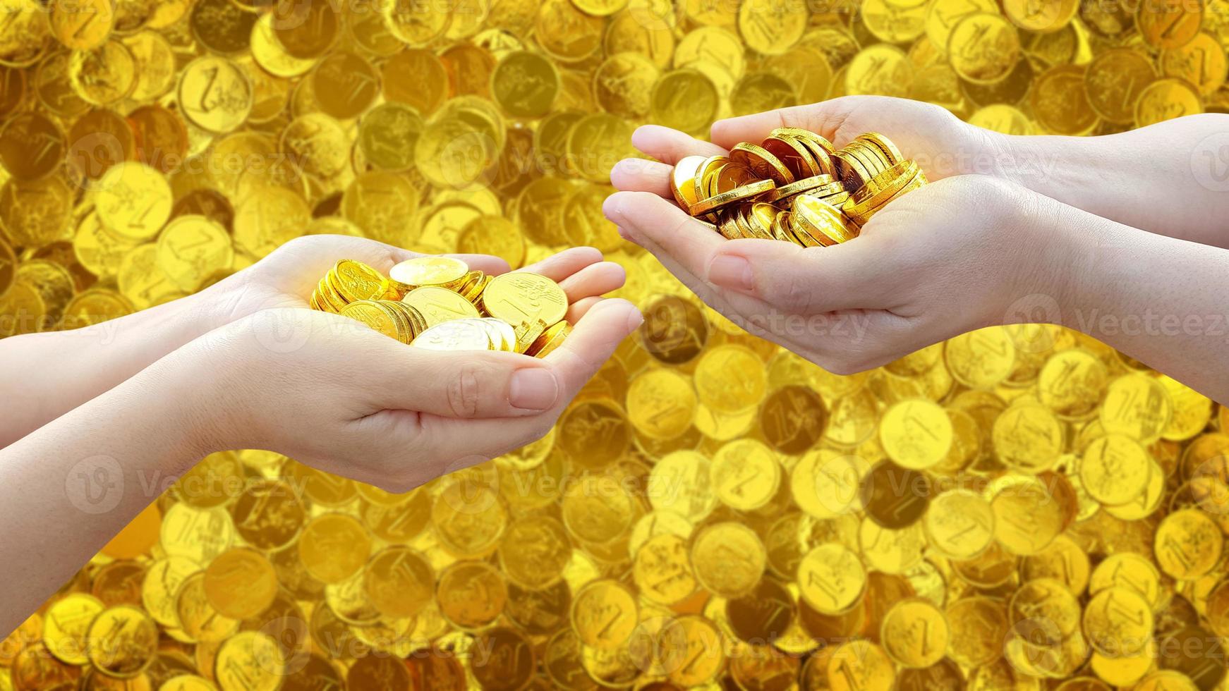 Gold Münze im Frau Hand mit Gold Münze Hintergrund foto