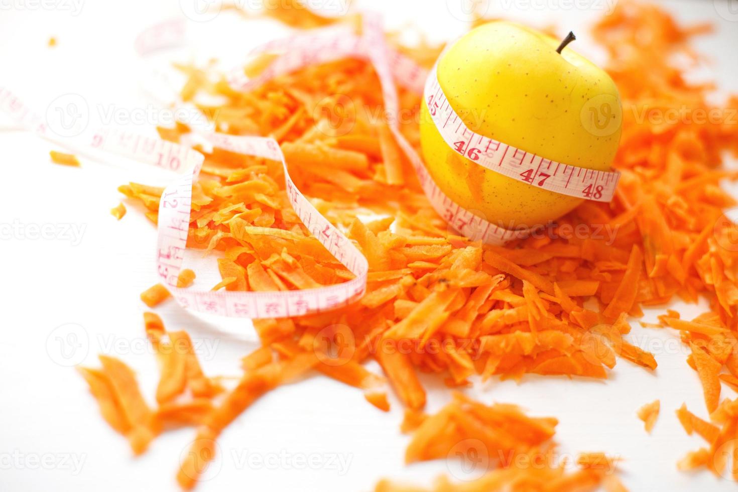 gehackt Möhren und Apfel auf ein Weiß Hintergrund. Früchte und Gemüse gesund Essen zum Diät foto