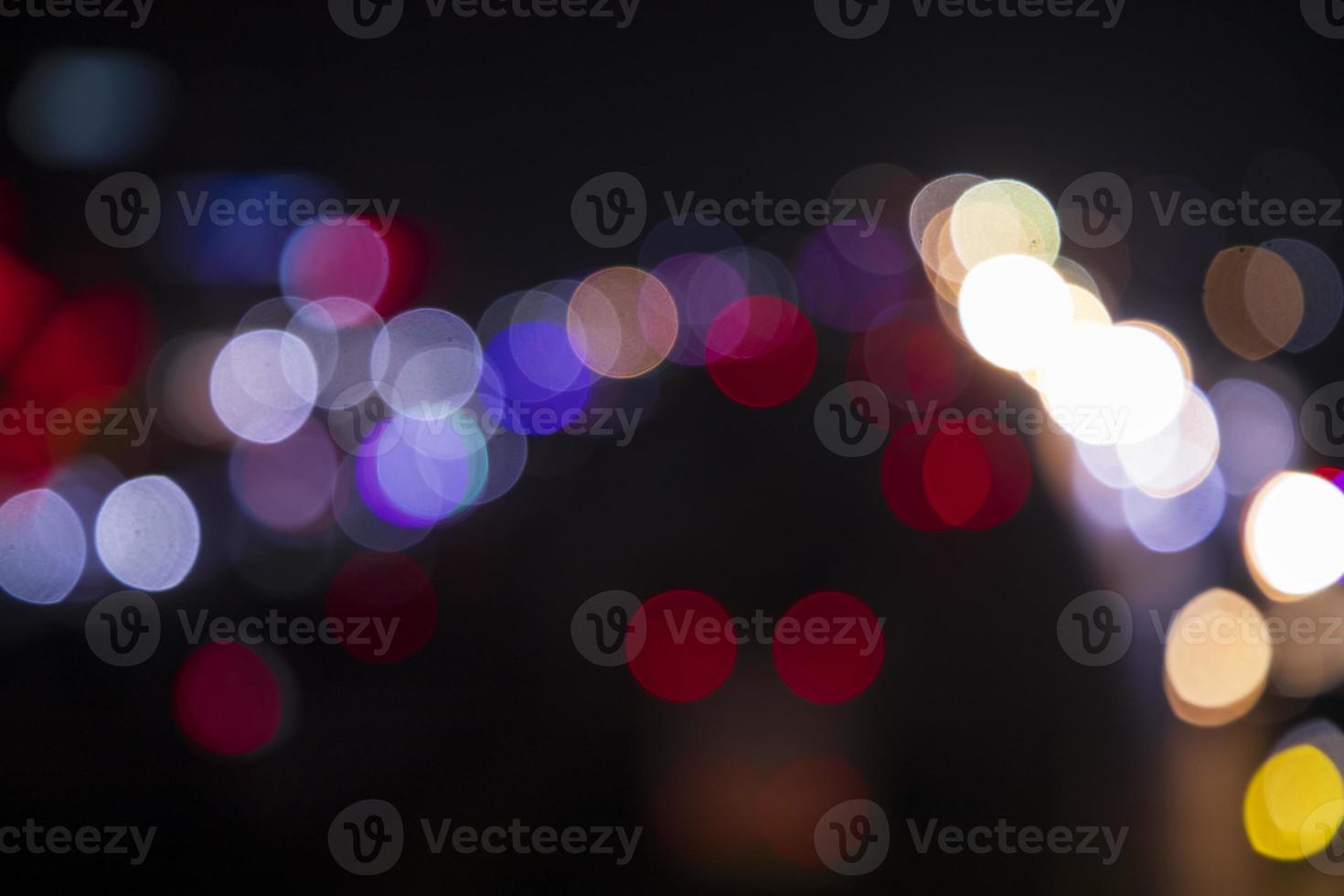 bunte Defokussierung abstrakte Bokeh-Lichteffekte auf der nachtschwarzen Hintergrundtextur foto