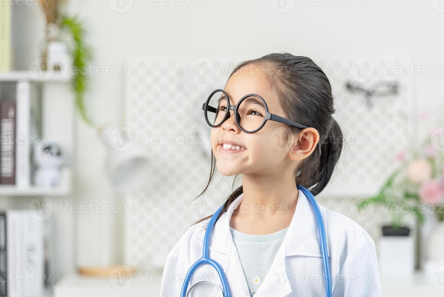 Clever Arzt wenig Mädchen foto