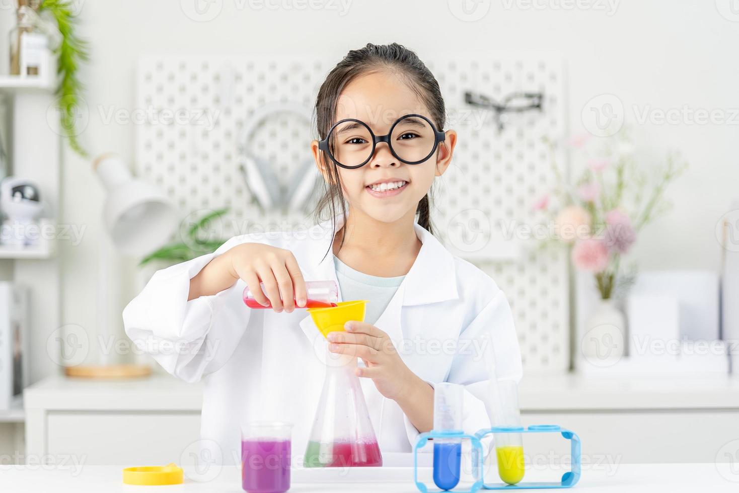 Wissenschaft und Kinder Konzept Mädchen foto