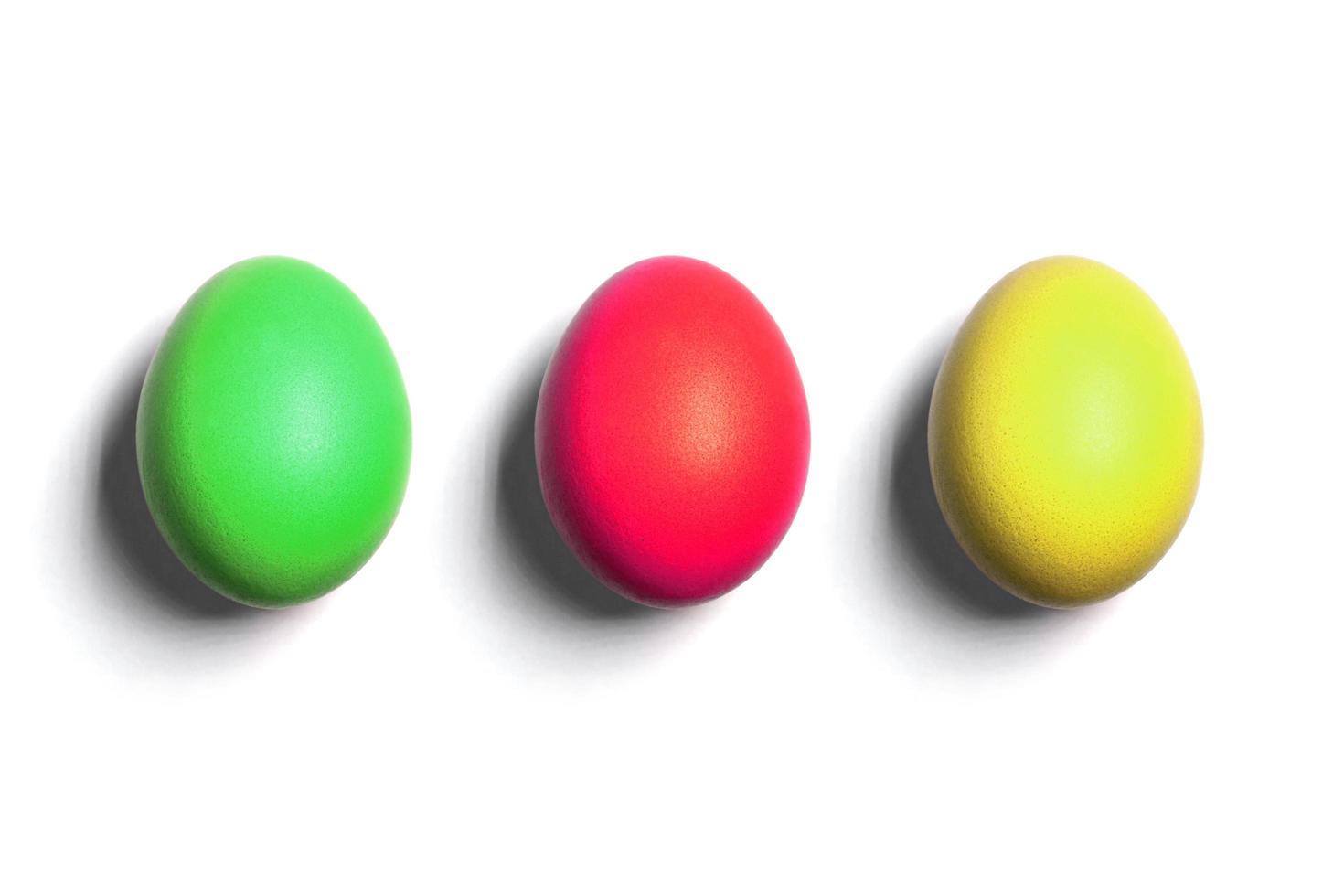 Mehrfarbig von Hähnchen Ei isoliert auf Weiß Hintergrund mit Seite Schatten. Flatlay Ostern Eier. oben Aussicht von bunt Henne roh Ei. natürlich Ernährung Lebensmittel. Protein Zutat Mahlzeit Produkt. Urlaub Symbol foto