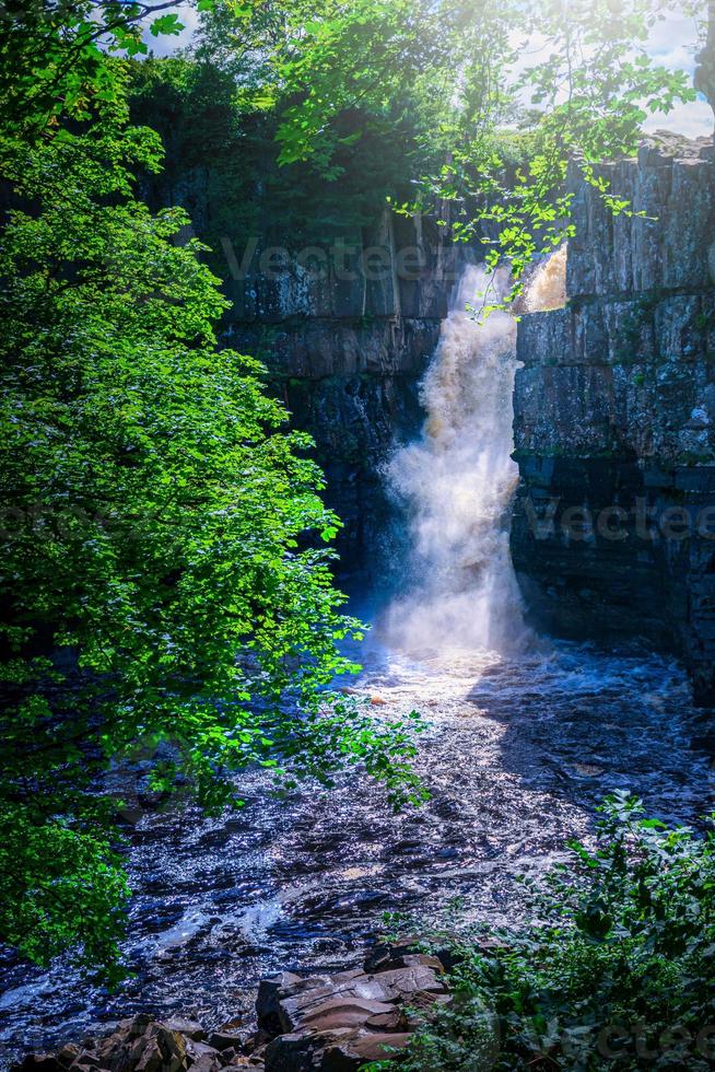 hoch Macht Wasserfall Ansichten von das Süd Bank von das Fluss T-Shirts auf das Pennin Weg im Wald, Vereinigtes Königreich. foto