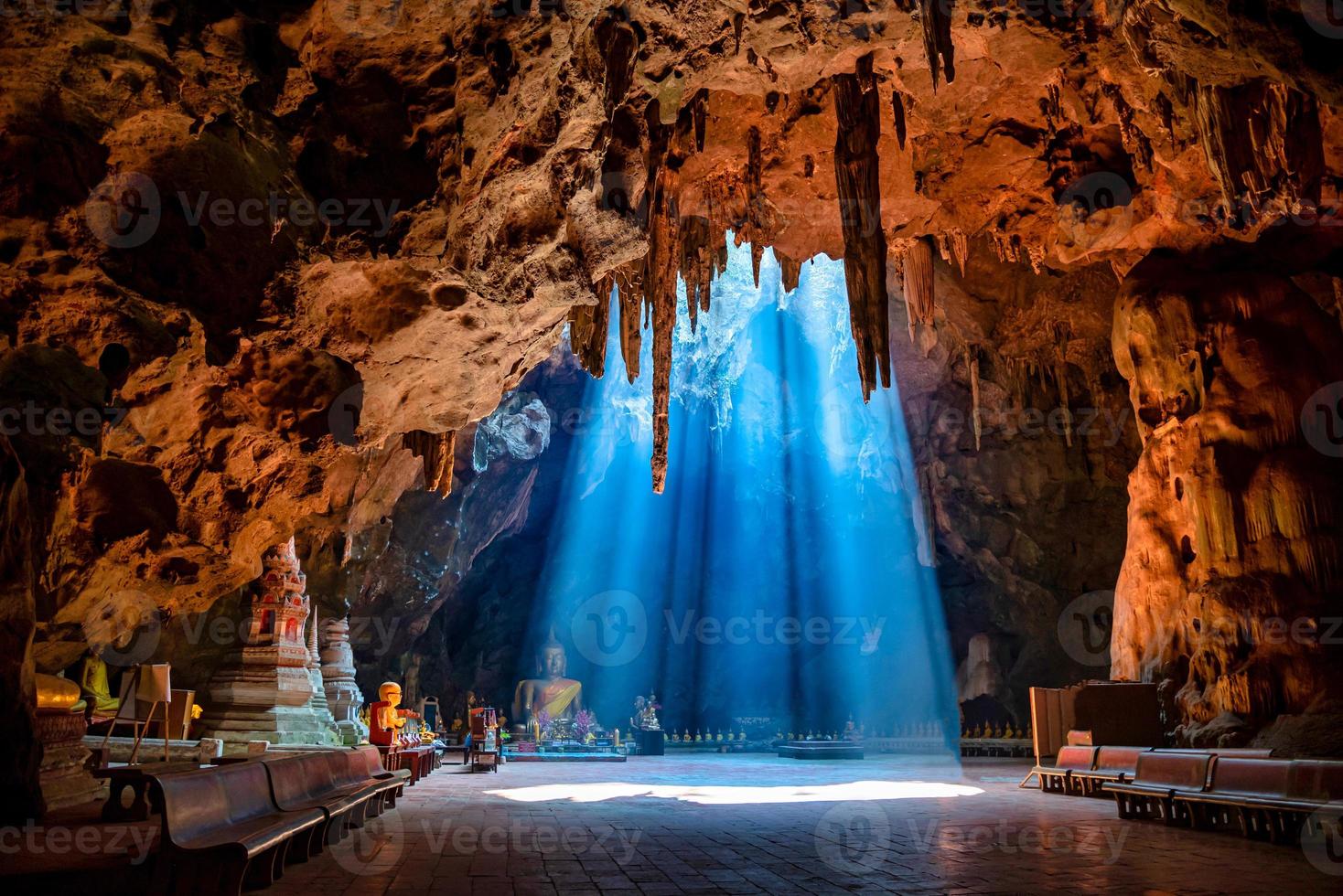 khao luang Höhle mit Sonnenstrahl beim tagsüber im Phetchaburi, Thailand foto