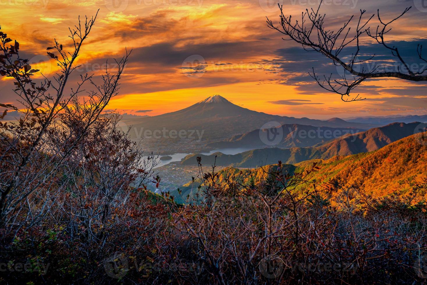 mt. Fuji Über See kawaguchiko mit Herbst Laub beim Sonnenaufgang im Fujikawaguchiko, Japan. foto