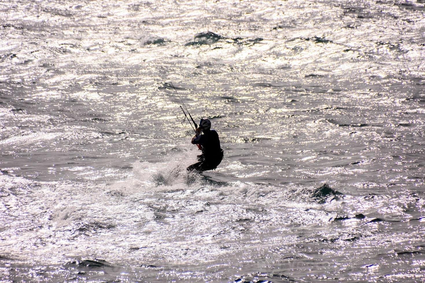 Kitesurfer beim Sonnenuntergang foto