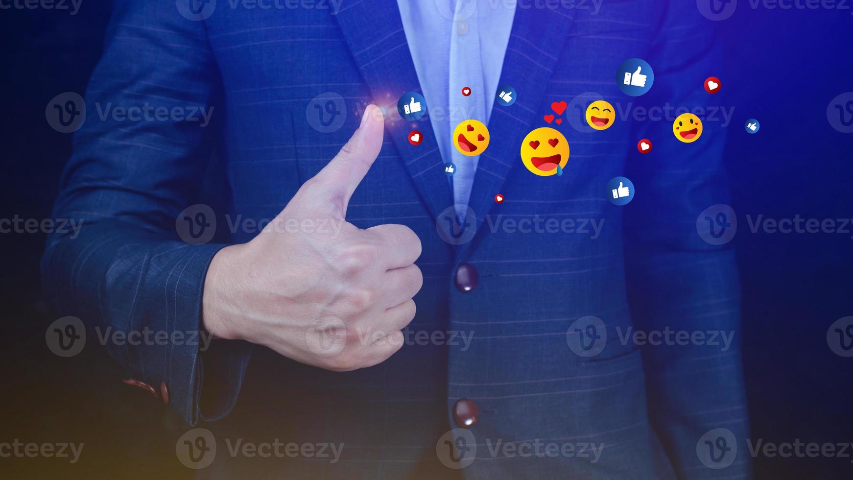 Sozial Medien und online Digital Konzept, Geschäftsmann mit Senden Emojis mit Sozial Medien. Menschen mit und Digital online Marketing Konzepte foto