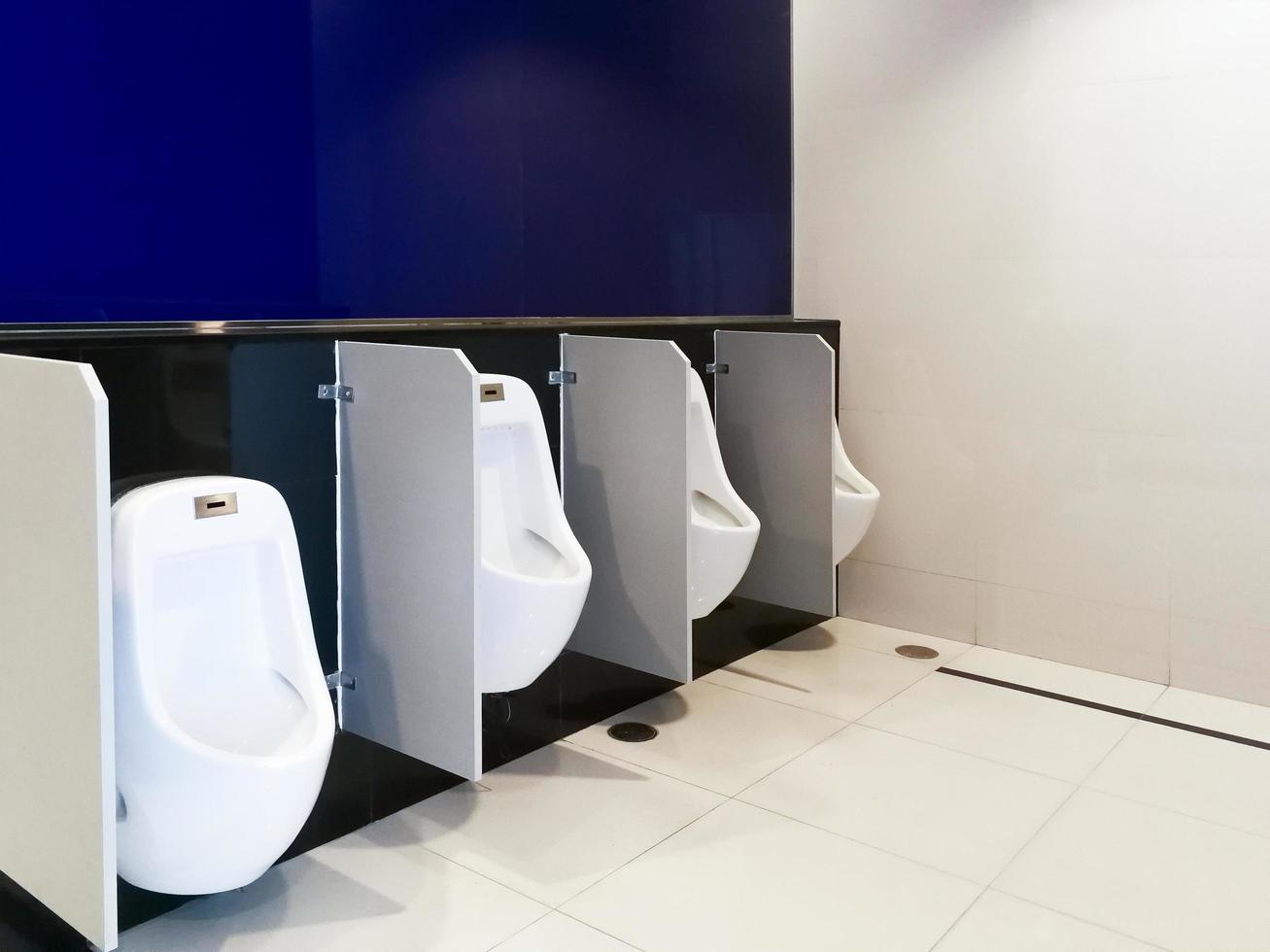 Herren Zimmer Urinale erfüllen von Abfall von das Körper, Innenraum von Öffentlichkeit sauber Toilette im geteilt Toilette Dort foto