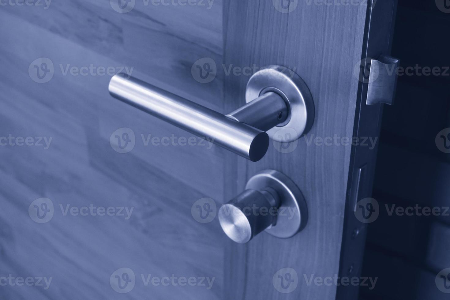 rostfrei oder Aluminium Stahl modern Tür Griff auf hölzern Türschnalle und Schlüsselloch Detail Tür Schloss, Innenraum Tür Knopf im Schlafzimmer foto