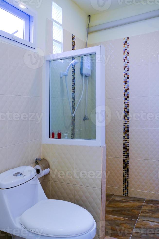Toilette Schüssel im ein modern Badezimmer ,spülen Toilette sauber Badezimmer foto