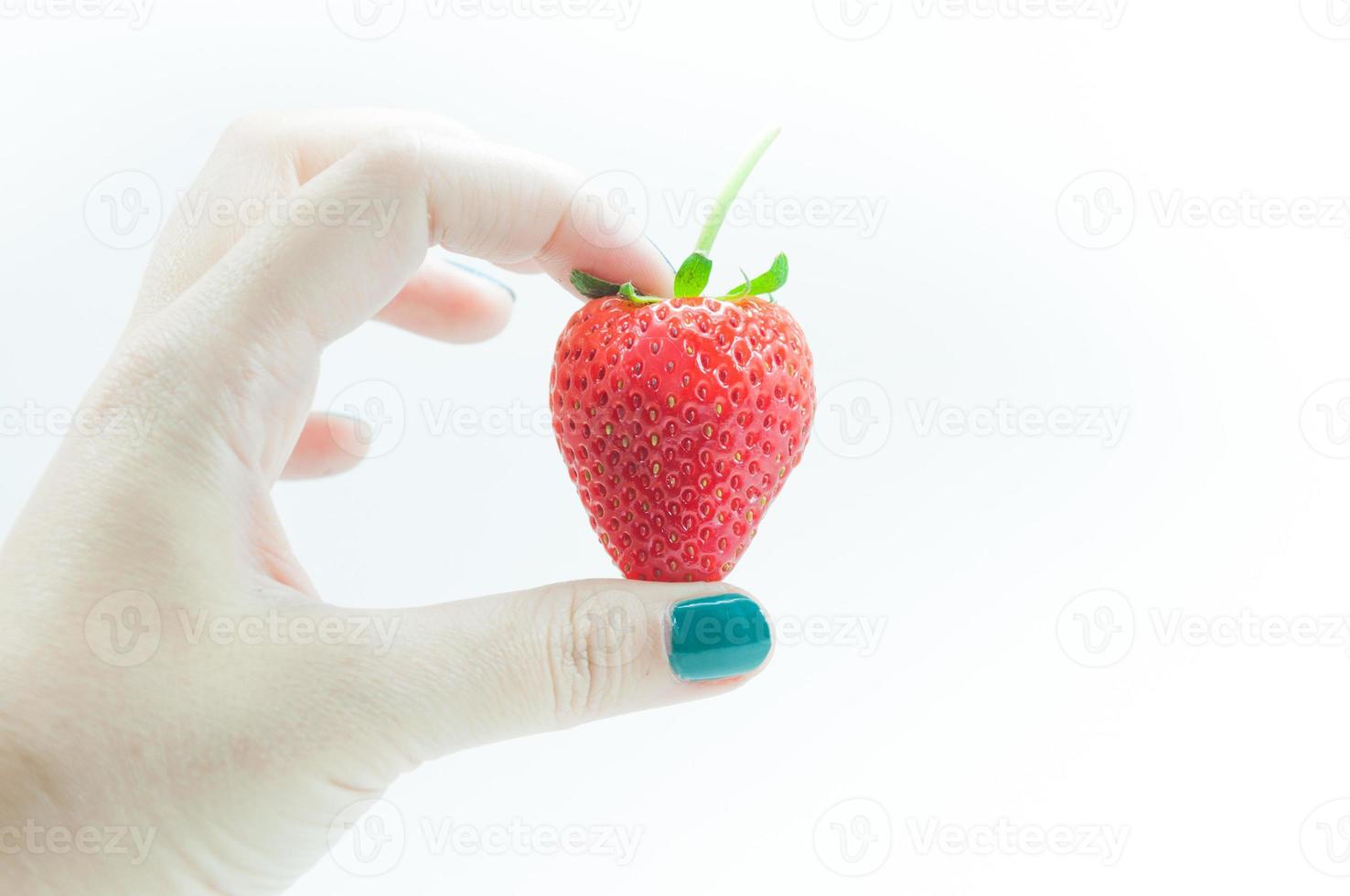 frisch Erdbeeren im Hand, ein appetitlich Erdbeere im das Frau Neckerei Hand beim das Weiß Hintergrund foto