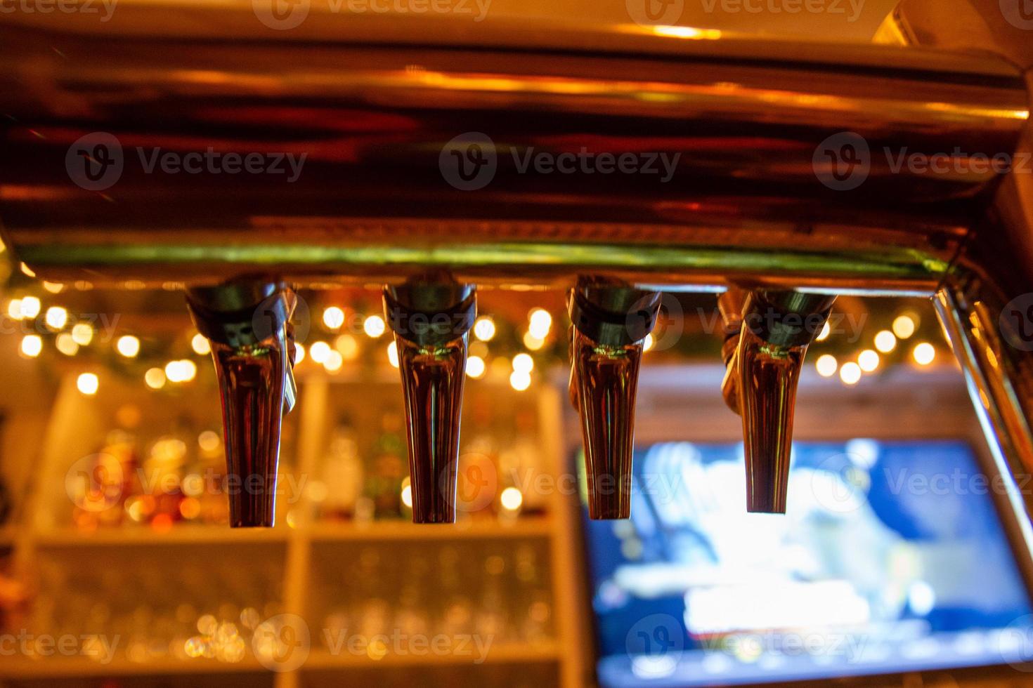 unmarkiert Wasserhähne beim ein Bar foto