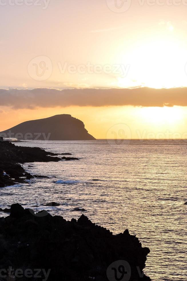 Sonnenuntergang über dem Meer foto