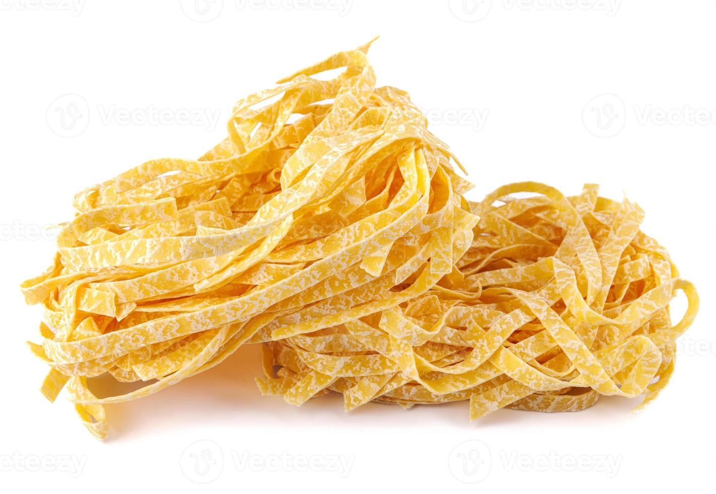 Pasta Nest isoliert auf Weiß Hintergrund. Prämie Italienisch Spaghetti. foto