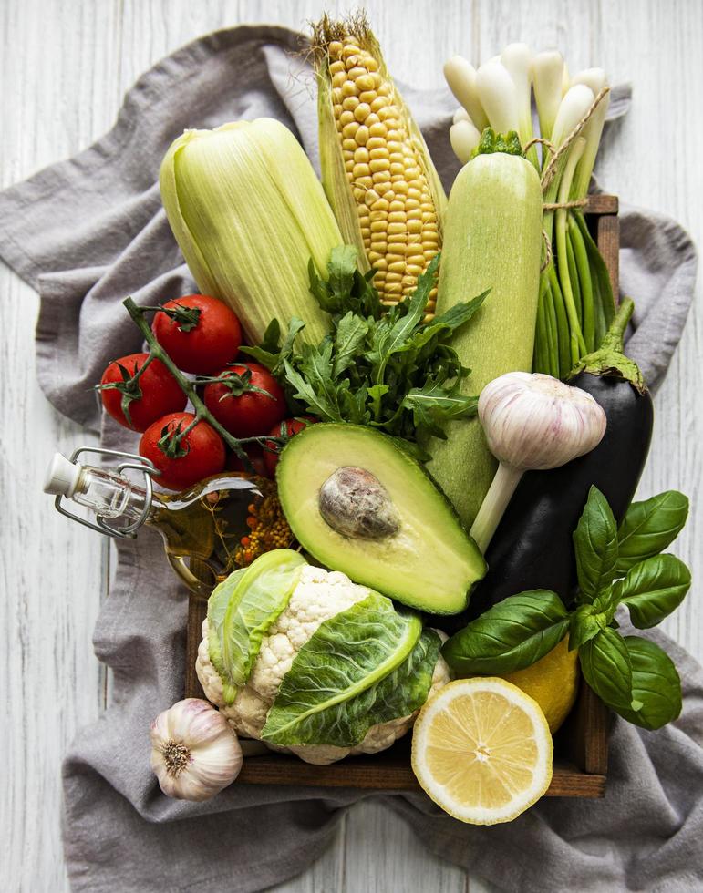 Auswahl an frischem Obst und Gemüse foto