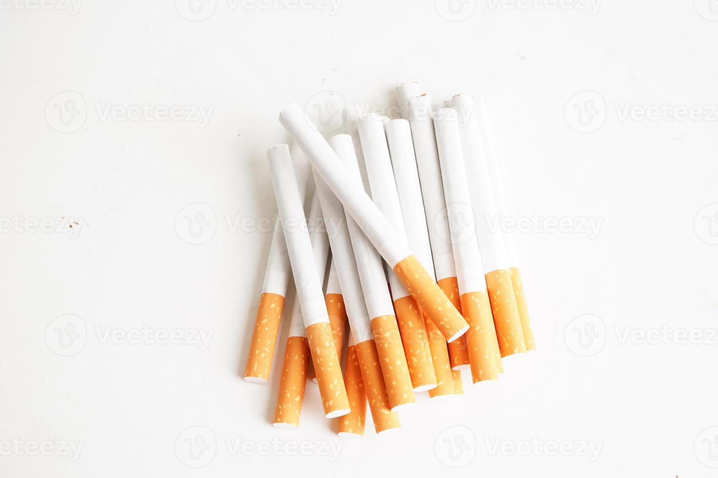 Zigarette isoliert auf weißem Hintergrund mit Beschneidungspfad, Rolltabak in Papier mit Filterrohr, Nichtraucherkonzept. foto