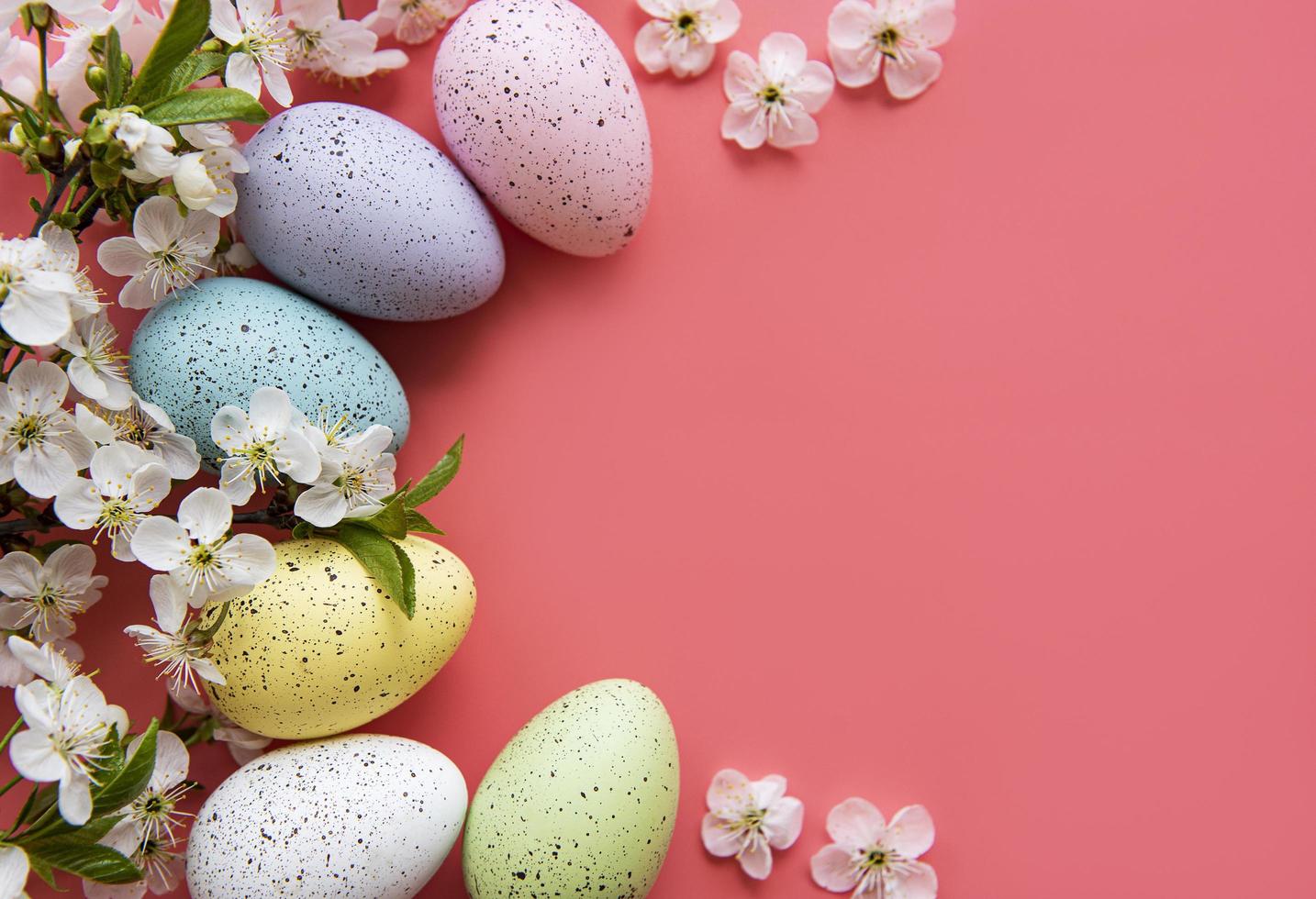 bunte Ostereier mit Frühlingsblütenblüten foto