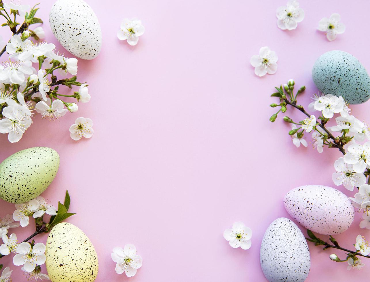 bunte Ostereier mit Frühlingsblütenblüten foto