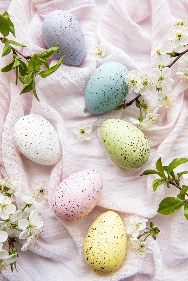 bunte Ostereier mit Frühlingsblütenblüten foto