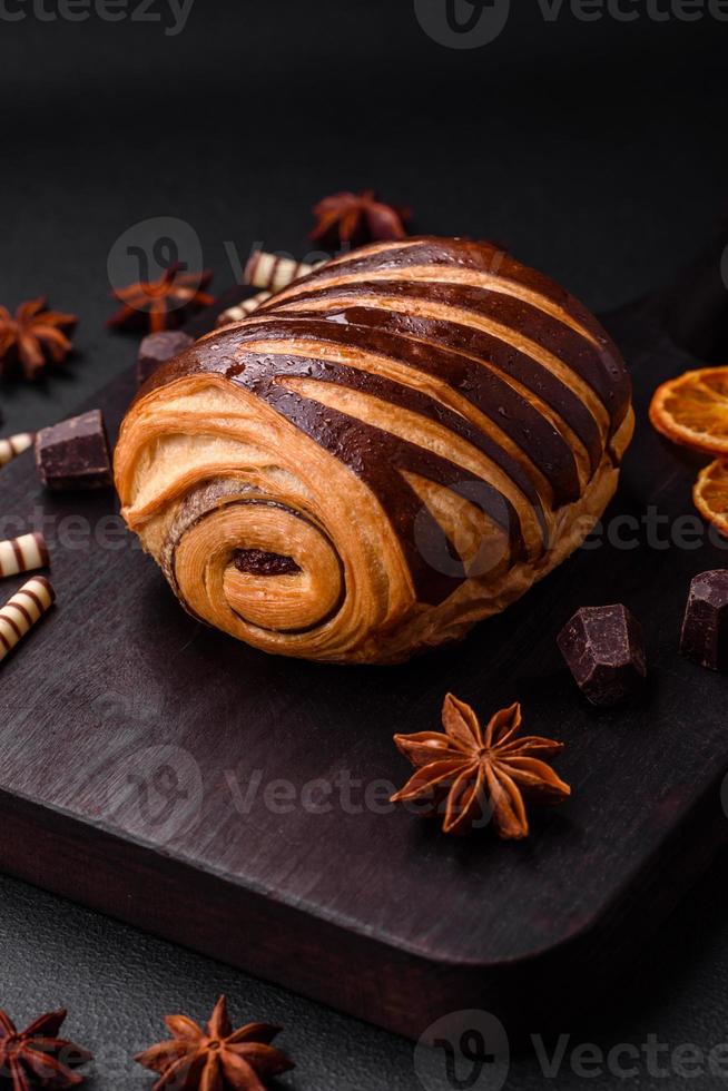 köstlich Süss knusprig frisch gebacken Zimt Brötchen foto