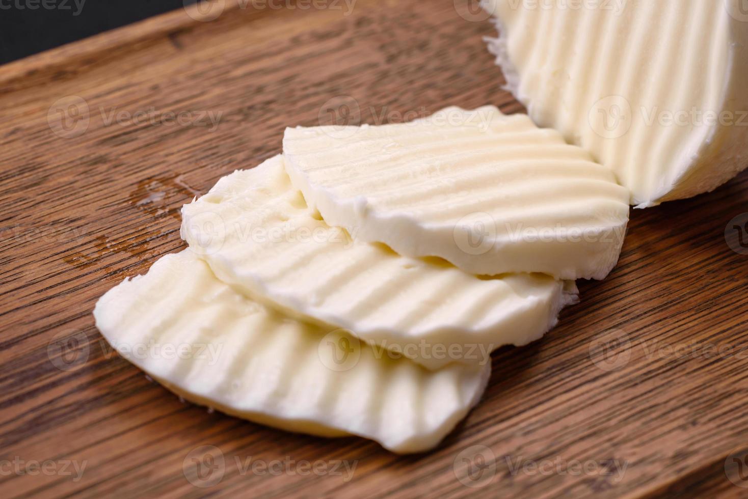 köstlich frisch Mozzarella Schnitt in Scheiben auf ein hölzern Schneiden Tafel foto