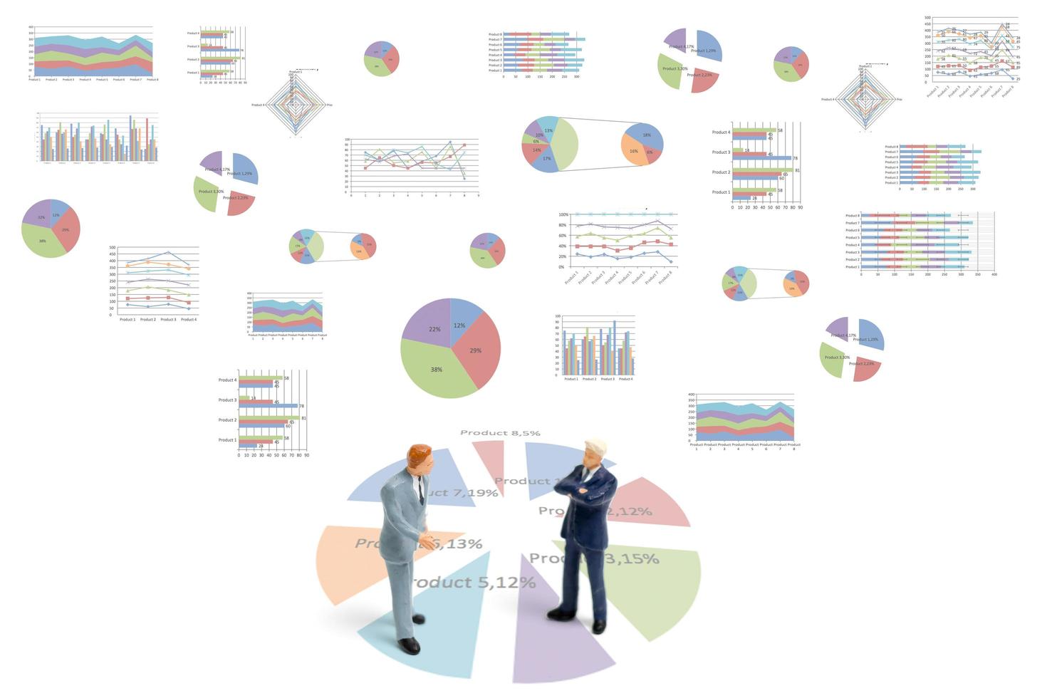 Miniaturgeschäftsleute, die mit Diagrammen auf einem weißen Hintergrund stehen foto