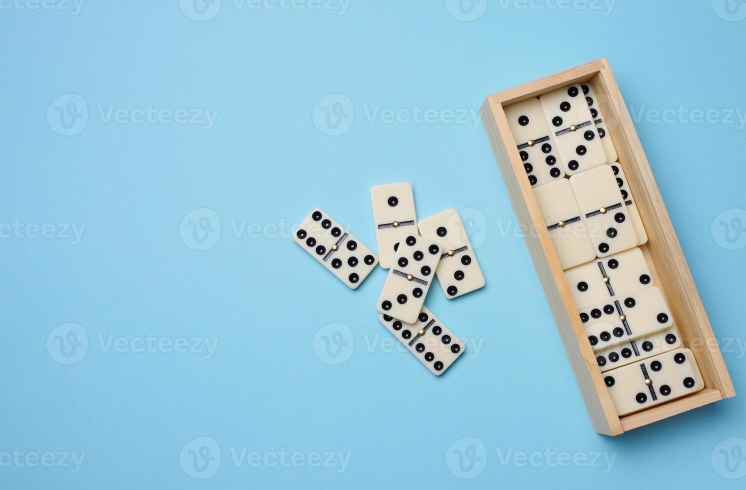 Domino auf ein Blau Hintergrund, ein intellektuell Spiel foto