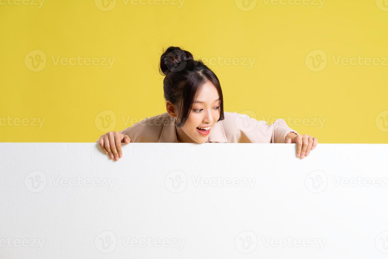 Bild von asiatisch Mädchen Stehen und posieren mit Plakatwand foto