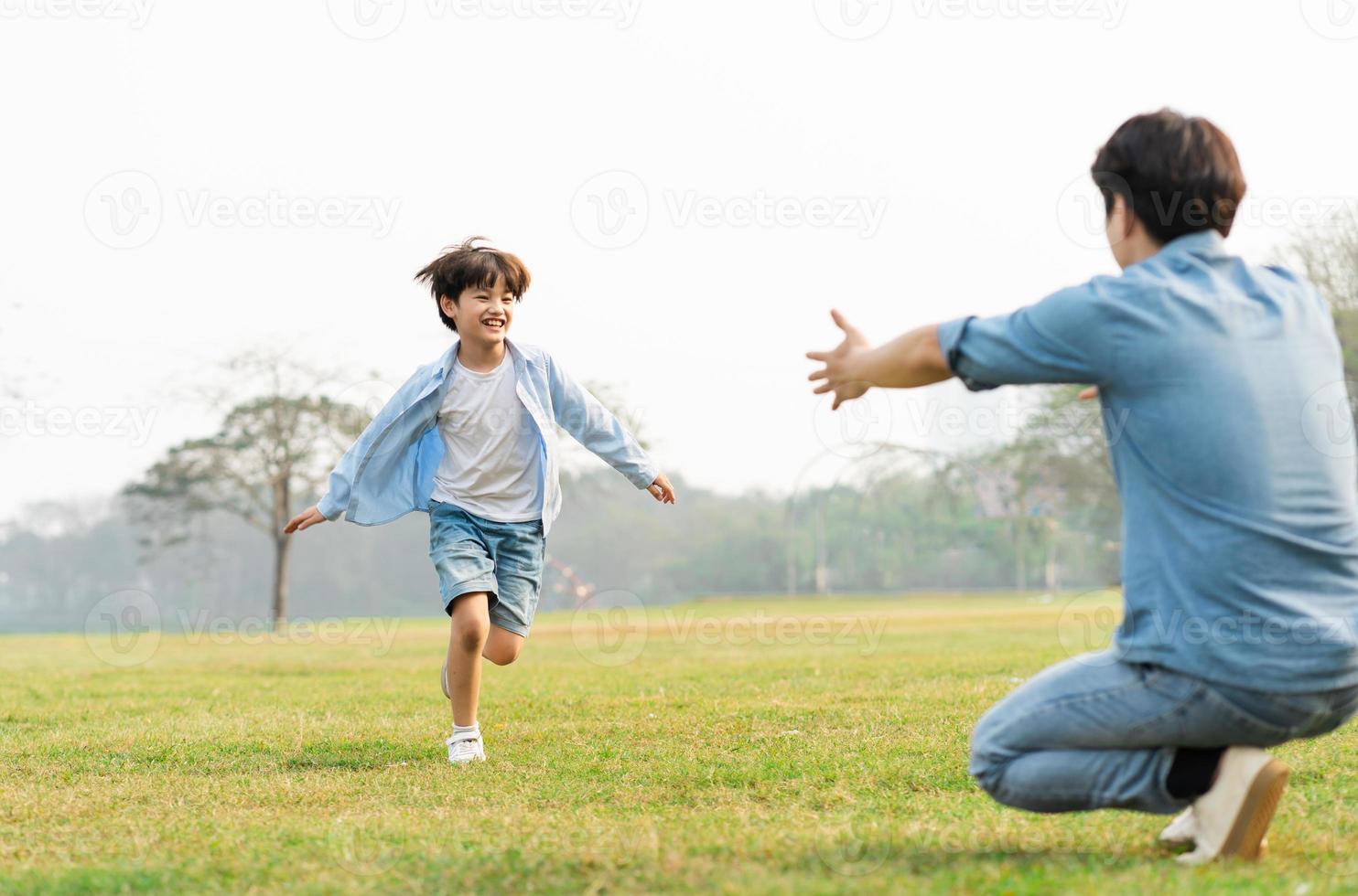 Bild von ein asiatisch Vater und Sohn haben Spaß im das Park foto