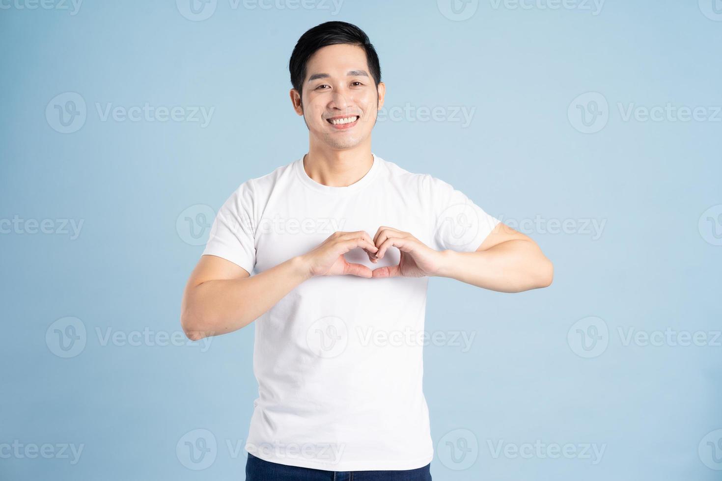 Porträt von asiatisch Mann posieren auf Blau Hintergrund foto