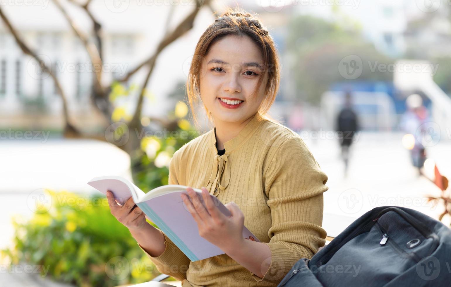 Porträt von ein schön asiatisch weiblich Schüler beim Universität foto