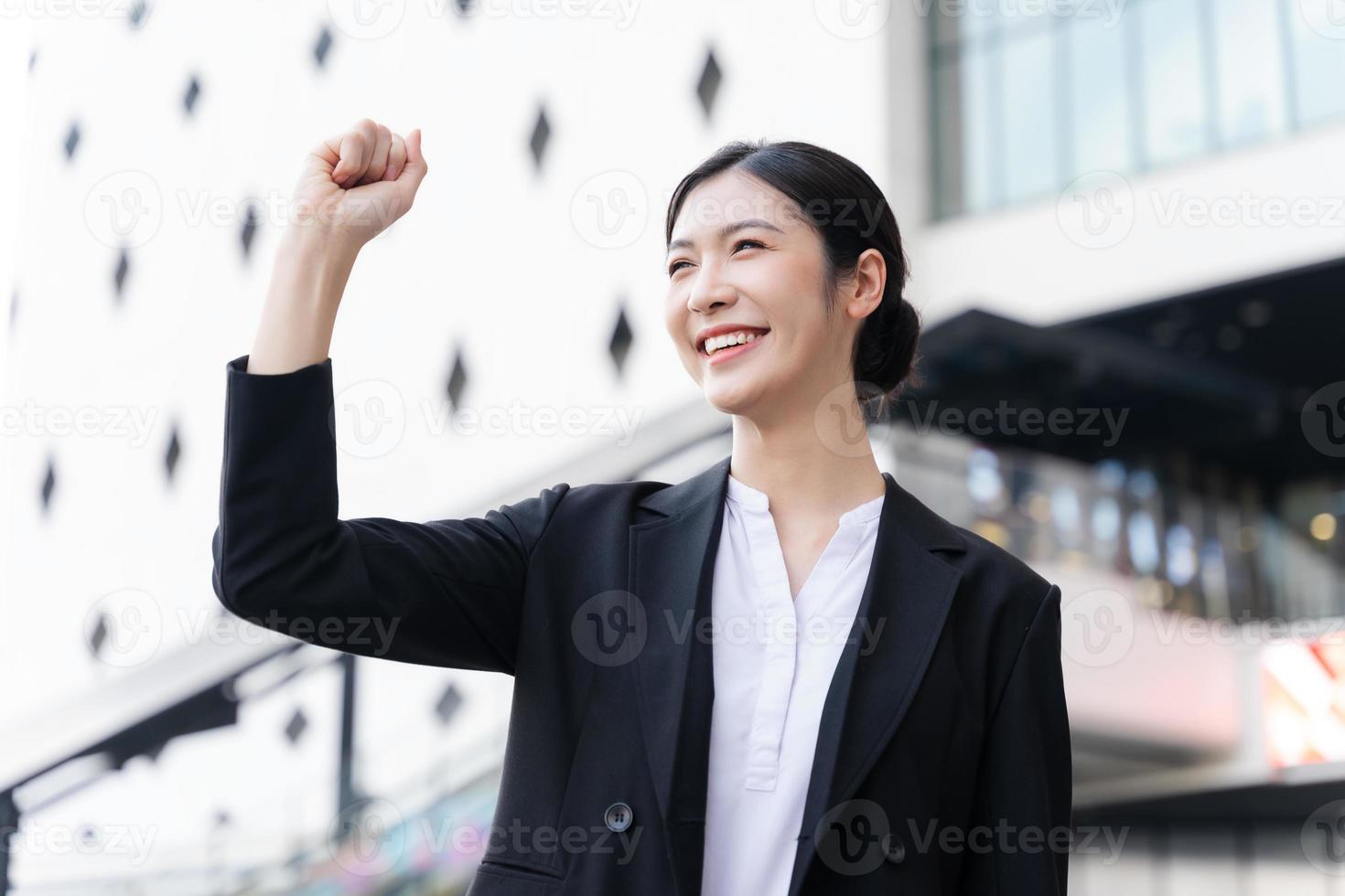 Porträt von ein schön jung asiatisch Geschäftsfrau beim das Unternehmen foto