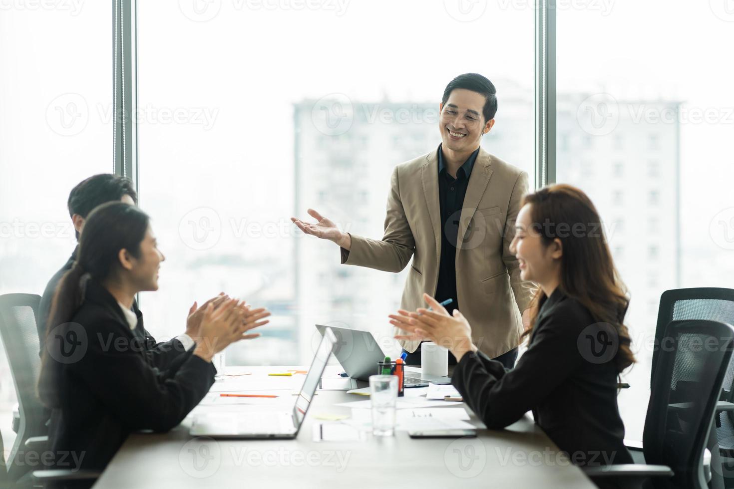 Bild von ein Gruppe von asiatisch Geschäftsleute Arbeiten zusammen beim das Unternehmen foto