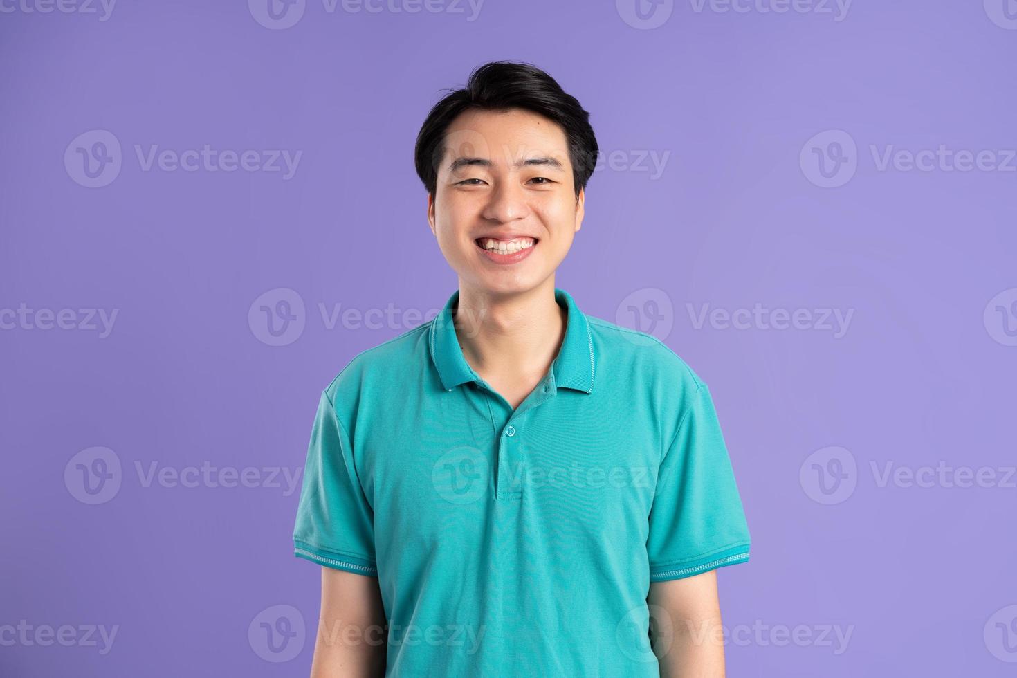 Porträt von asiatisch Mann posieren auf lila Hintergrund foto