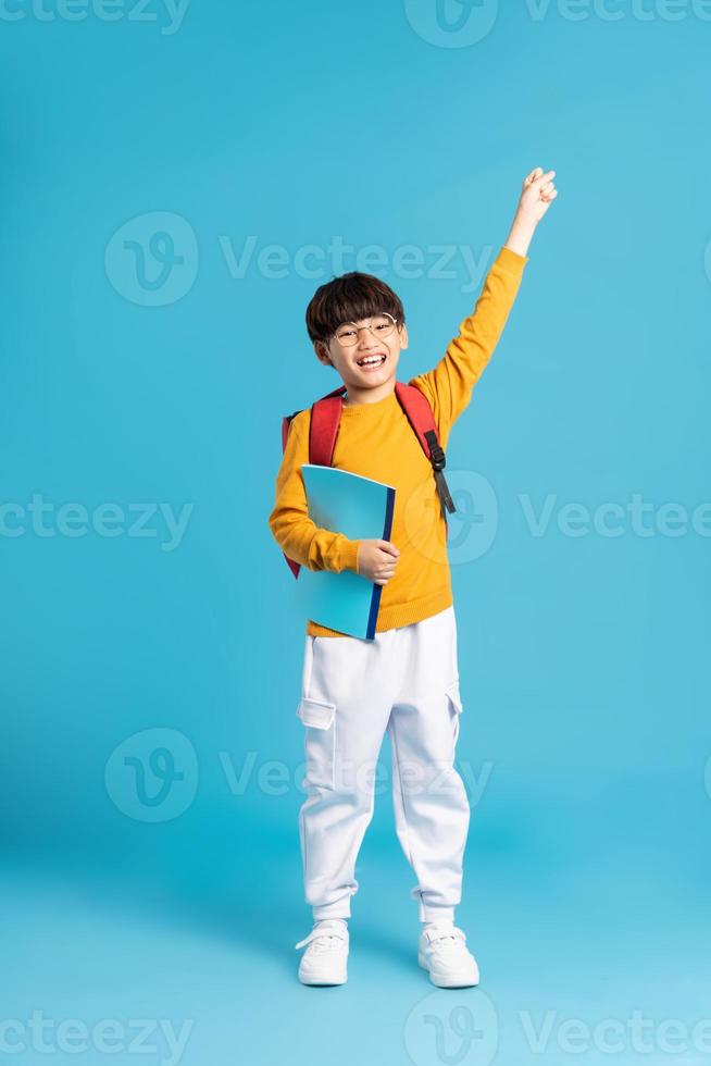 Porträt von asiatisch Schule Junge geboren auf ein Blau Hintergrund foto