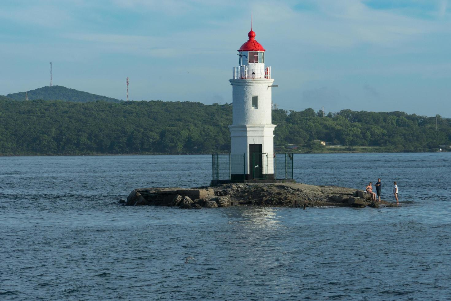 Seelandschaft mit einem Leuchtturm und Gewässern und Bergen in Wladiwostok, Russland foto