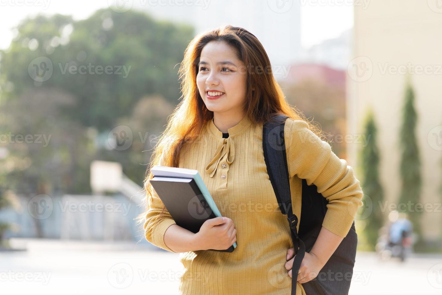 Porträt von ein schön asiatisch weiblich Schüler beim Universität foto