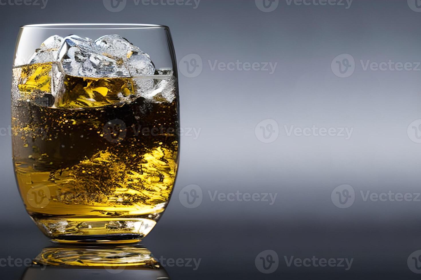 ein Glas von Whiskey Alkohol mit Eis Studio kommerziell Beförderung und Marketing Produkt Hintergrund. foto