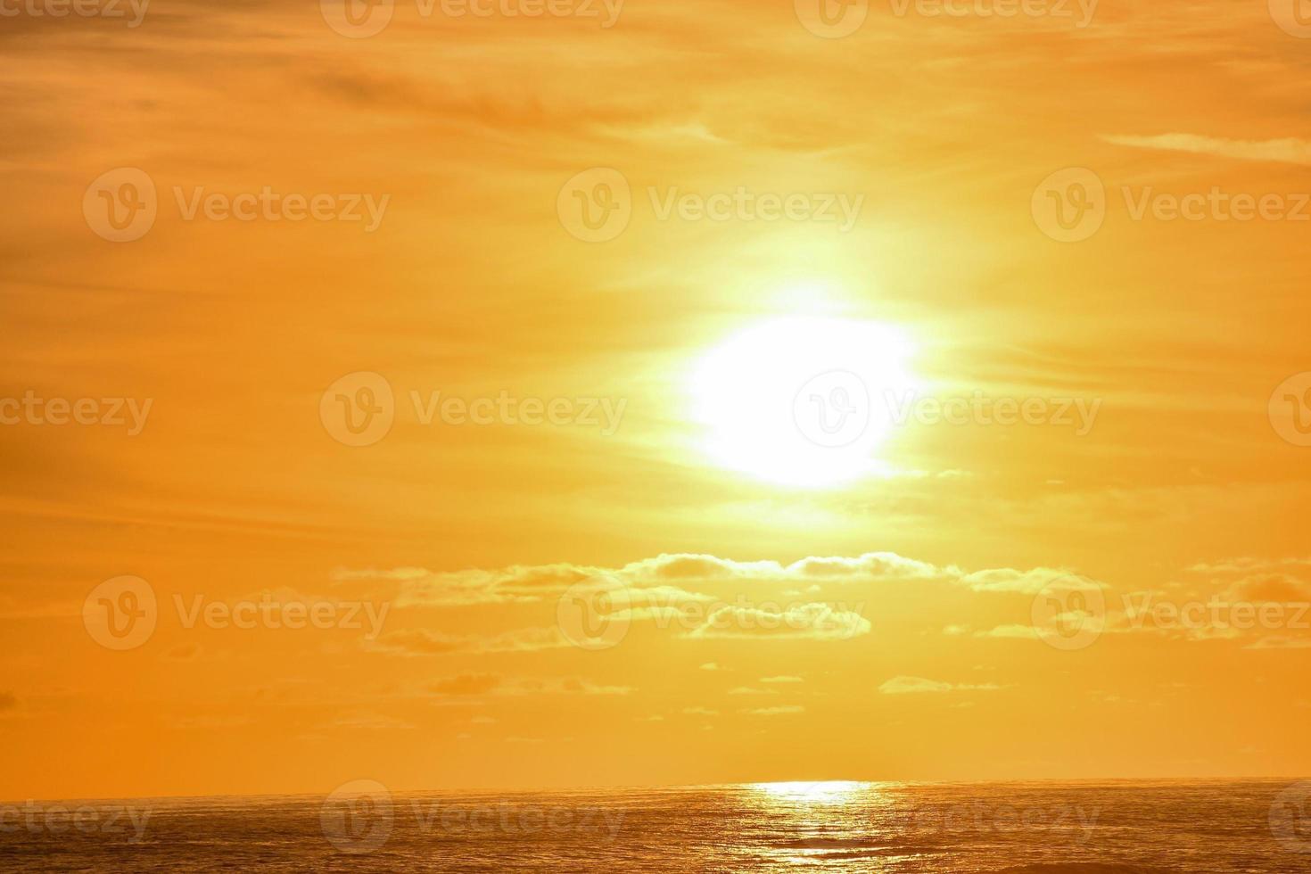 Sonnenuntergang über dem Meer foto