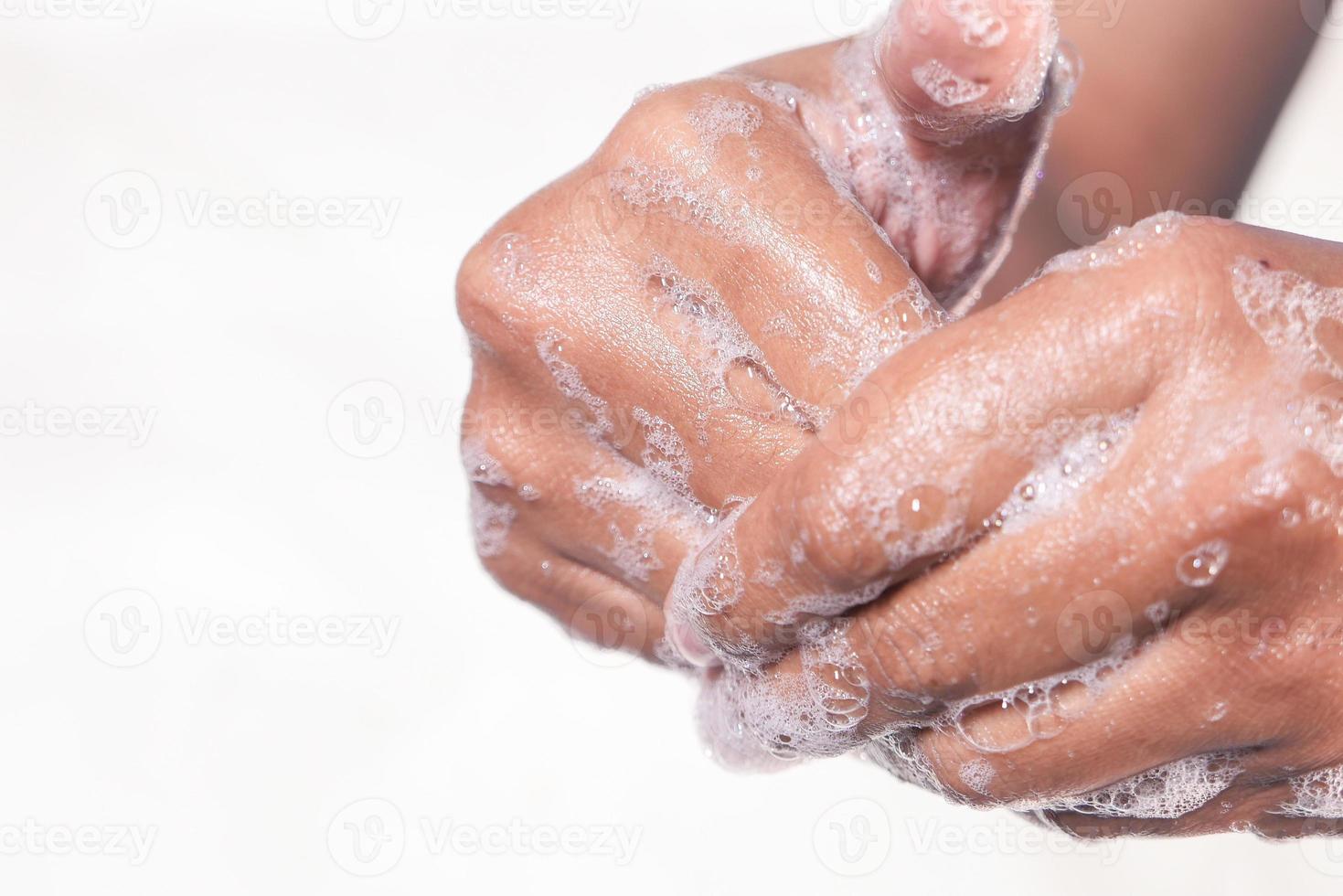 Nahaufnahme des Mannes, der Hände wäscht foto