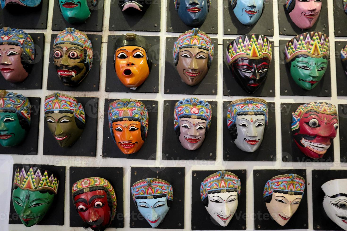 Indonesien traditionell Masken. Stammes- ethnisch dekorativ Gesichter. traditionell Krieger Elemente. Ritual Zubehör. Kult Symbole. traditionell zeremoniell . einheimisch Souvenirs. topeng Wayang foto