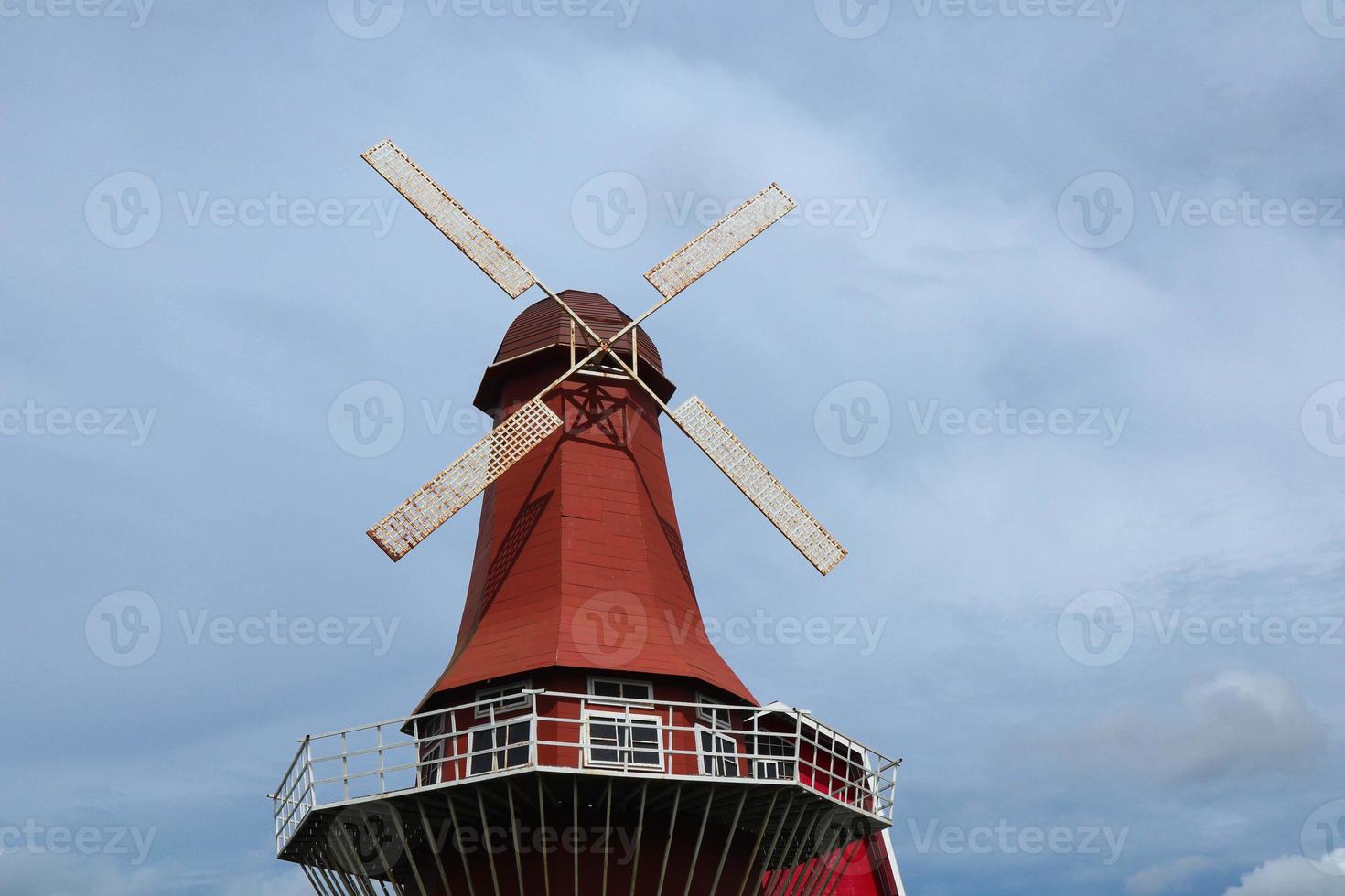 traditionell Niederländisch Windmühle in der Nähe von das Kanal foto