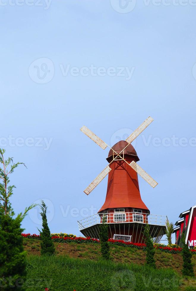 traditionell Niederländisch Windmühle in der Nähe von das Kanal foto